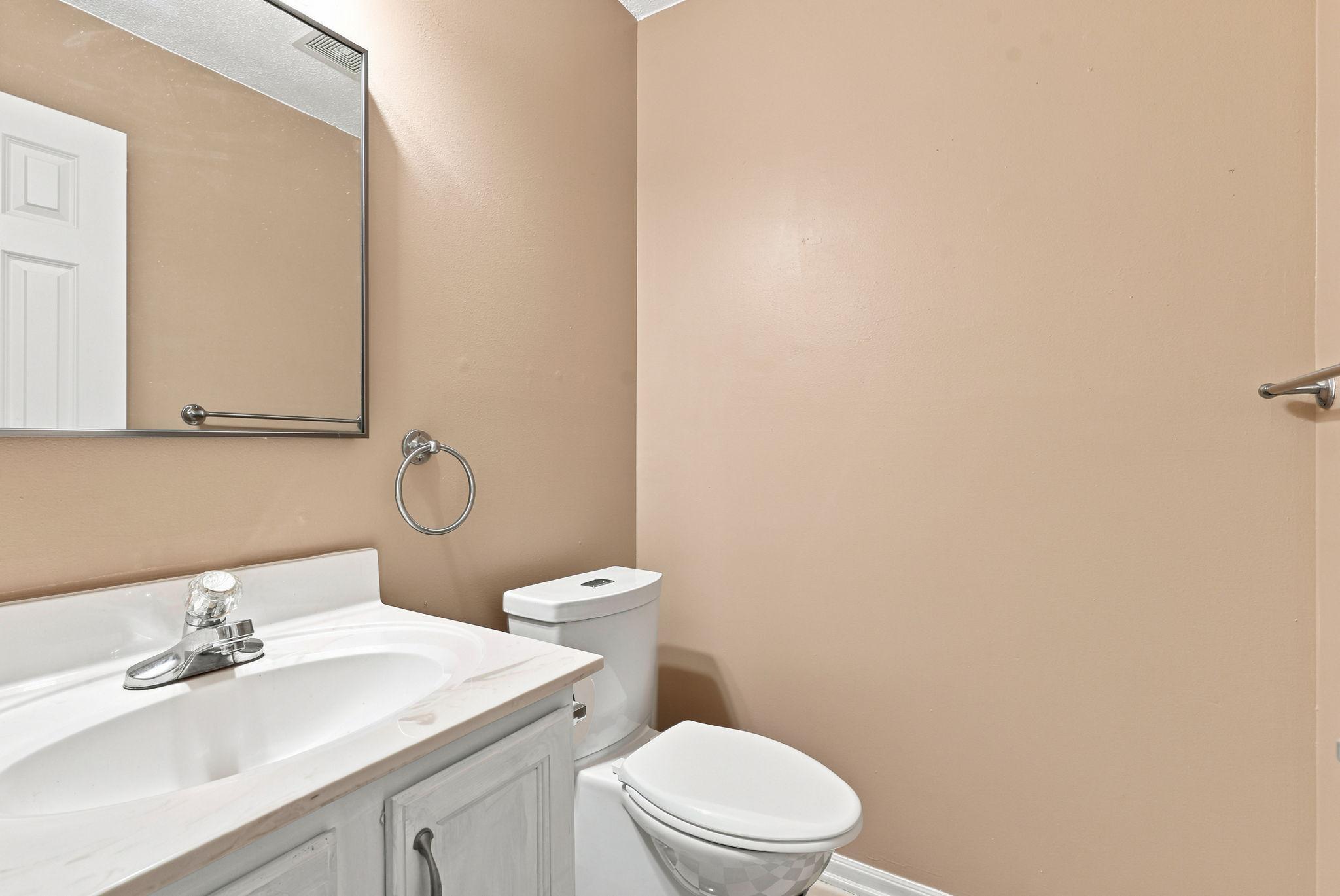 Main floor 1/2 bath