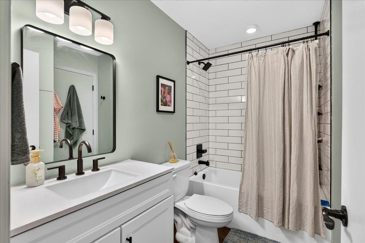 Upper level full bath