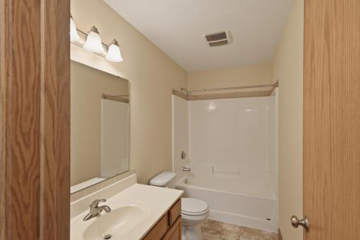19_1905_Red_Maple_Ln-Bathroom-0667.jpg