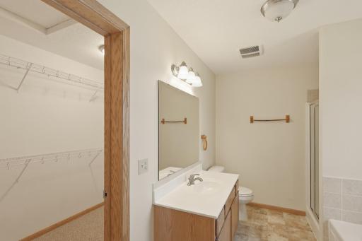 20_1905_Red_Maple_Ln-Bathroom-0670.jpg