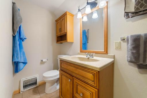 Upper Level Bath | 4073 Reinke Road