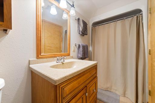 Upper Level Bath | 4073 Reinke Road