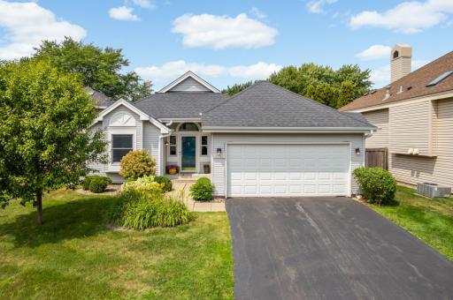 Great curb appeal in this detached townhome on cul-de-sac!