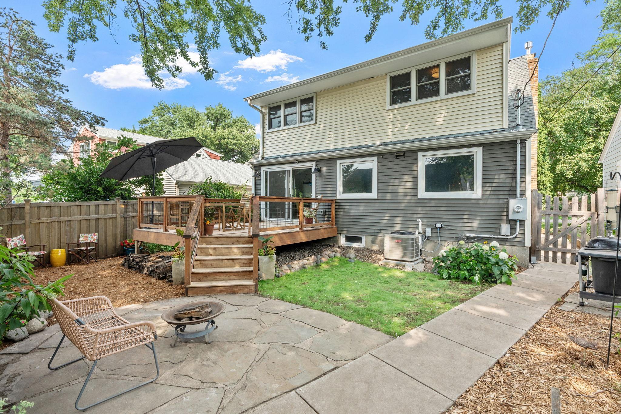 Huge deck for al fresco dining!