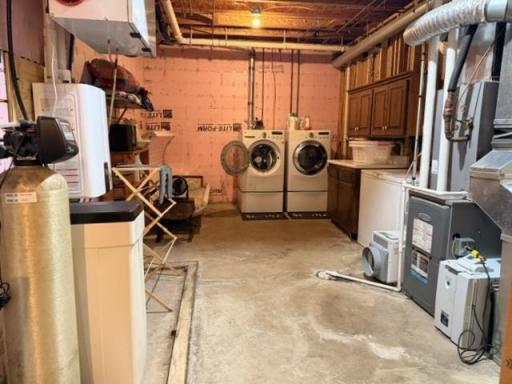 28 Utility-Laundry Room c.jpg