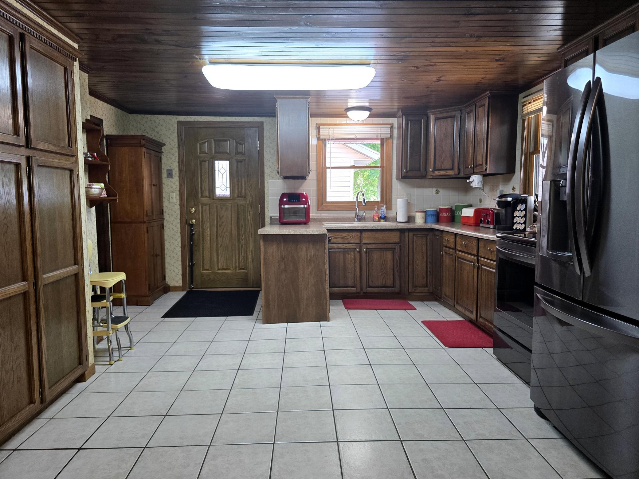 6 Kitchen.jpg