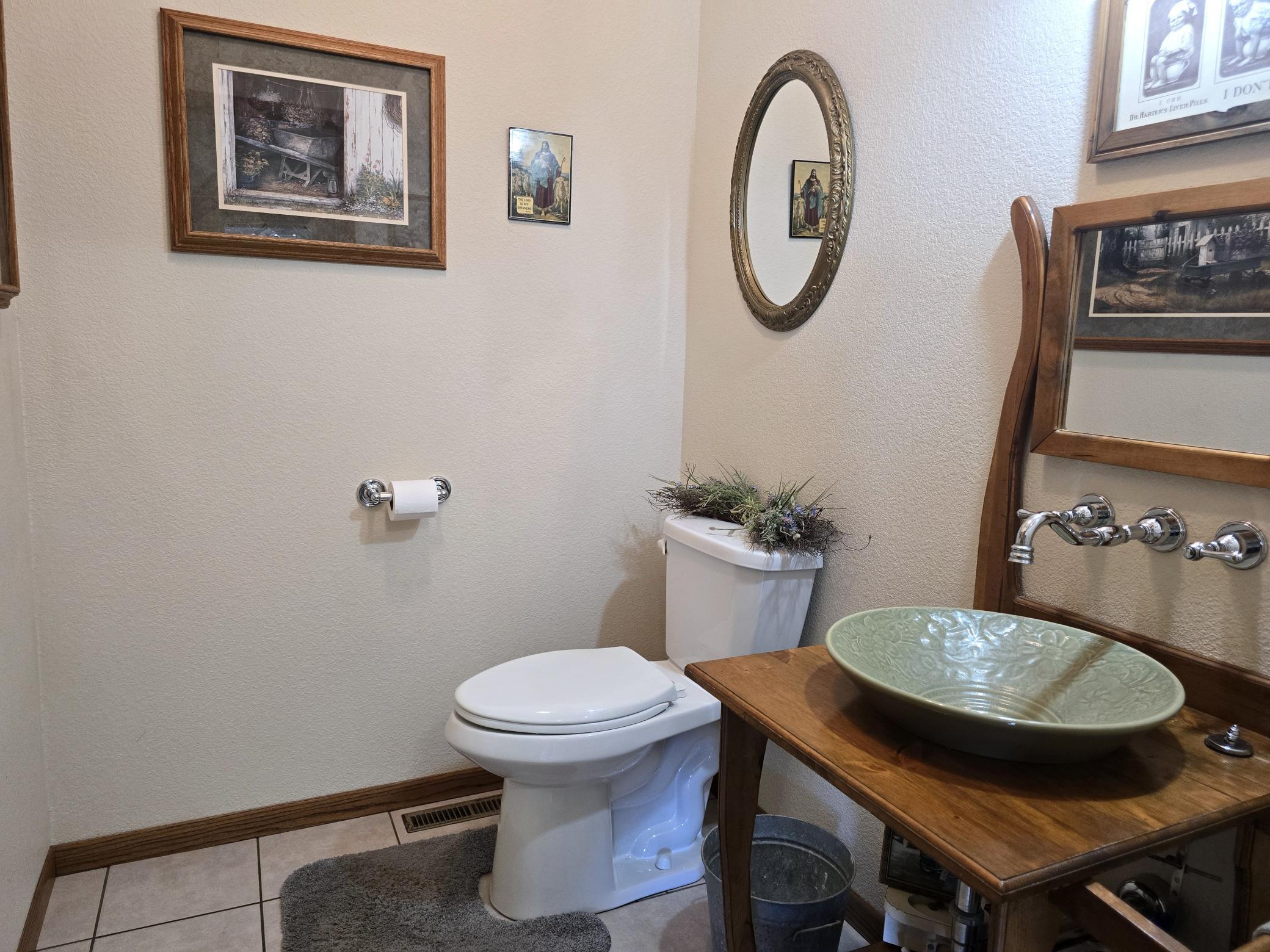22 Guest Half Bath.jpg
