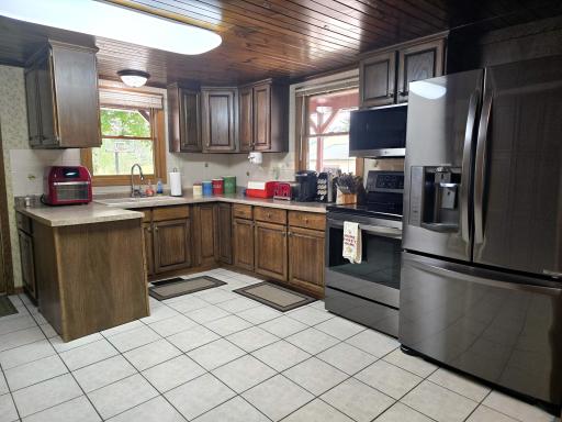 8 Stainless appliances stay.jpg