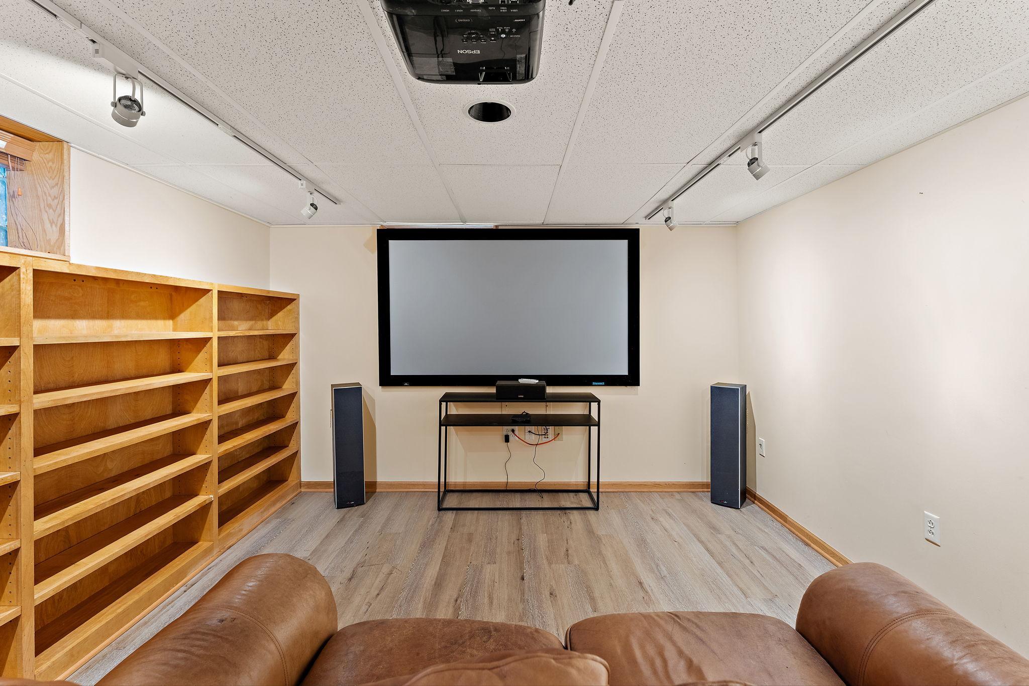 Amusement room in LL with LED projector and screen