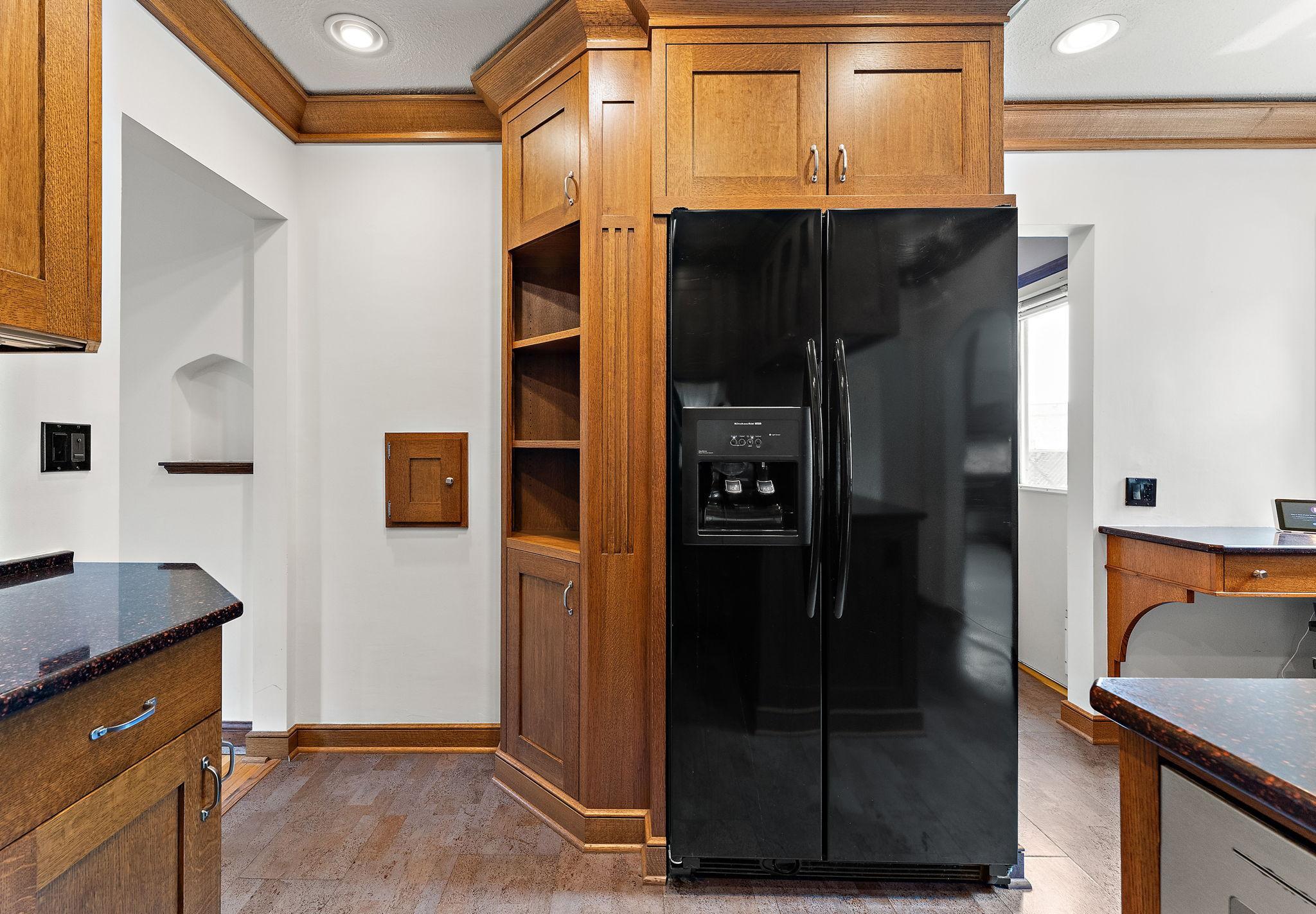 Custom Mission cabinets of quarter-sawn oak and updated stainless appliances