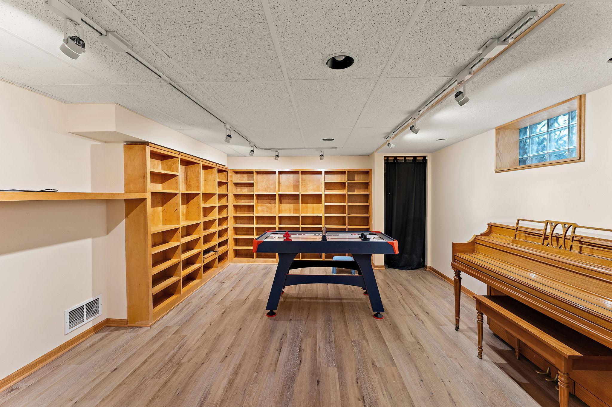 Amusement room in LL with LED projector and screen