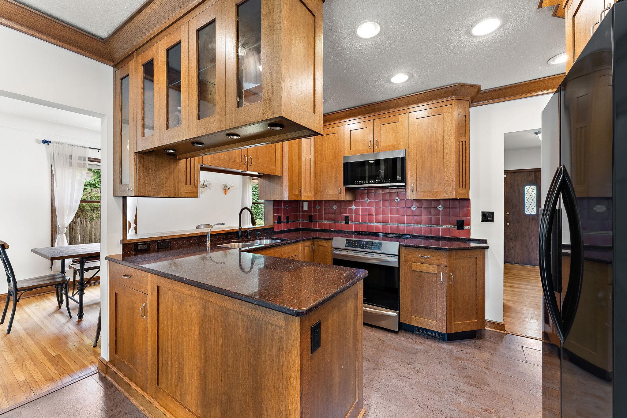 Custom Mission cabinets of quarter-sawn oak and updated stainless appliances