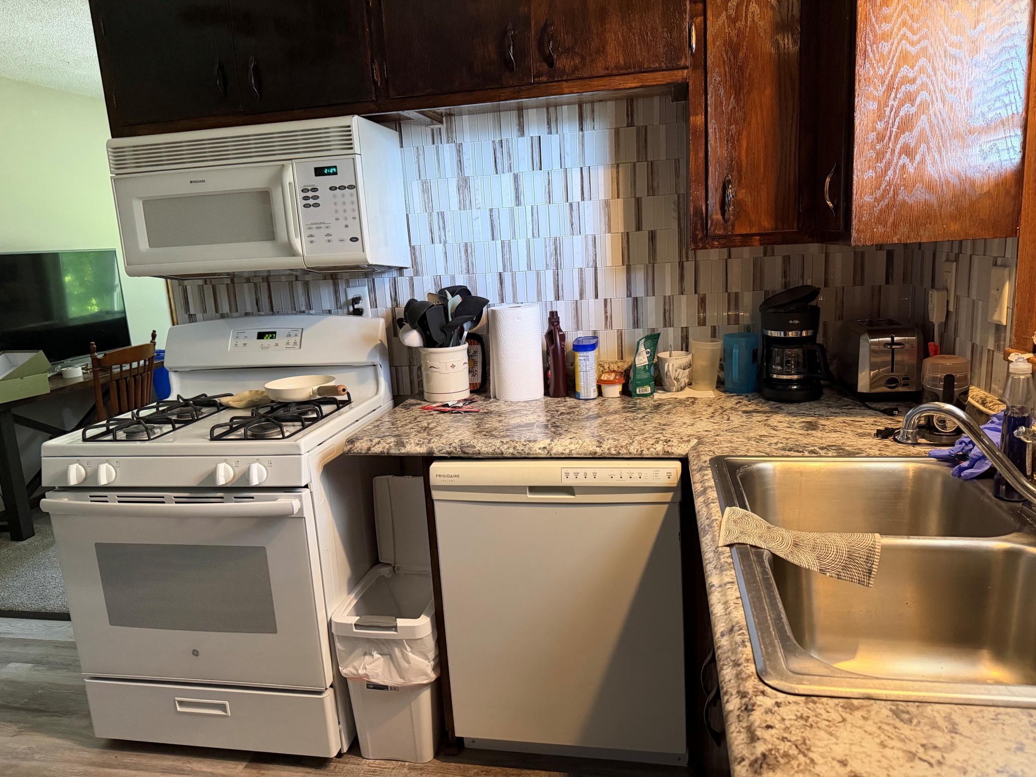 1247 167th kitchen.jpg