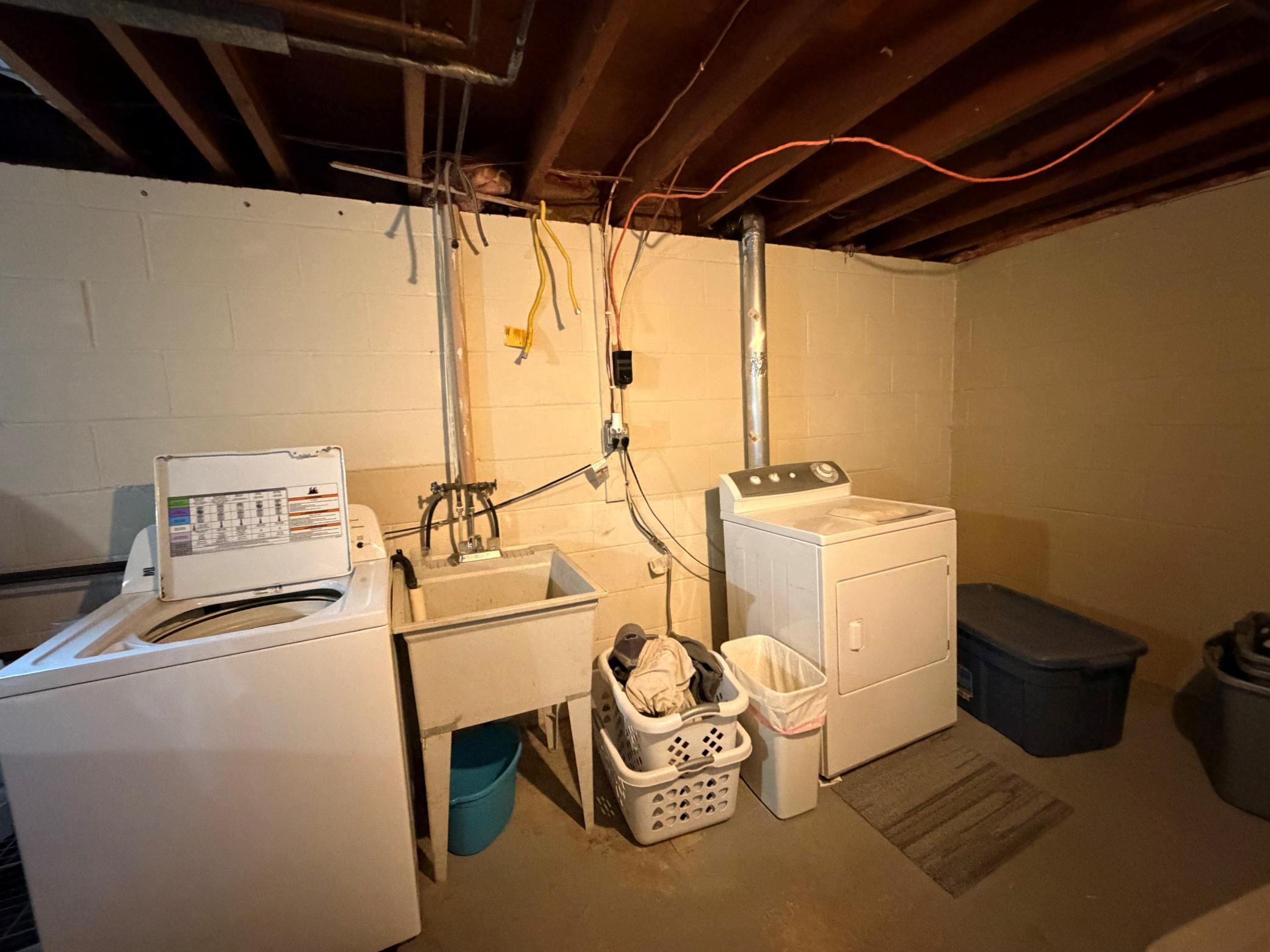 1247 167th laundry room.jpg