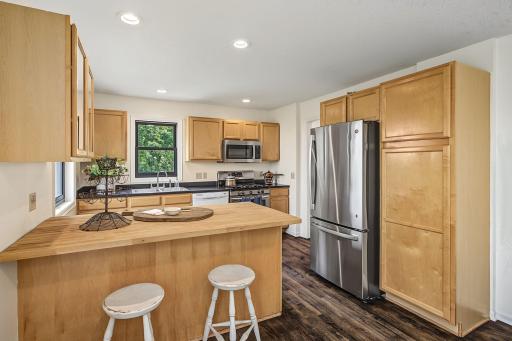 Kitchen peninsula with breakfast bar