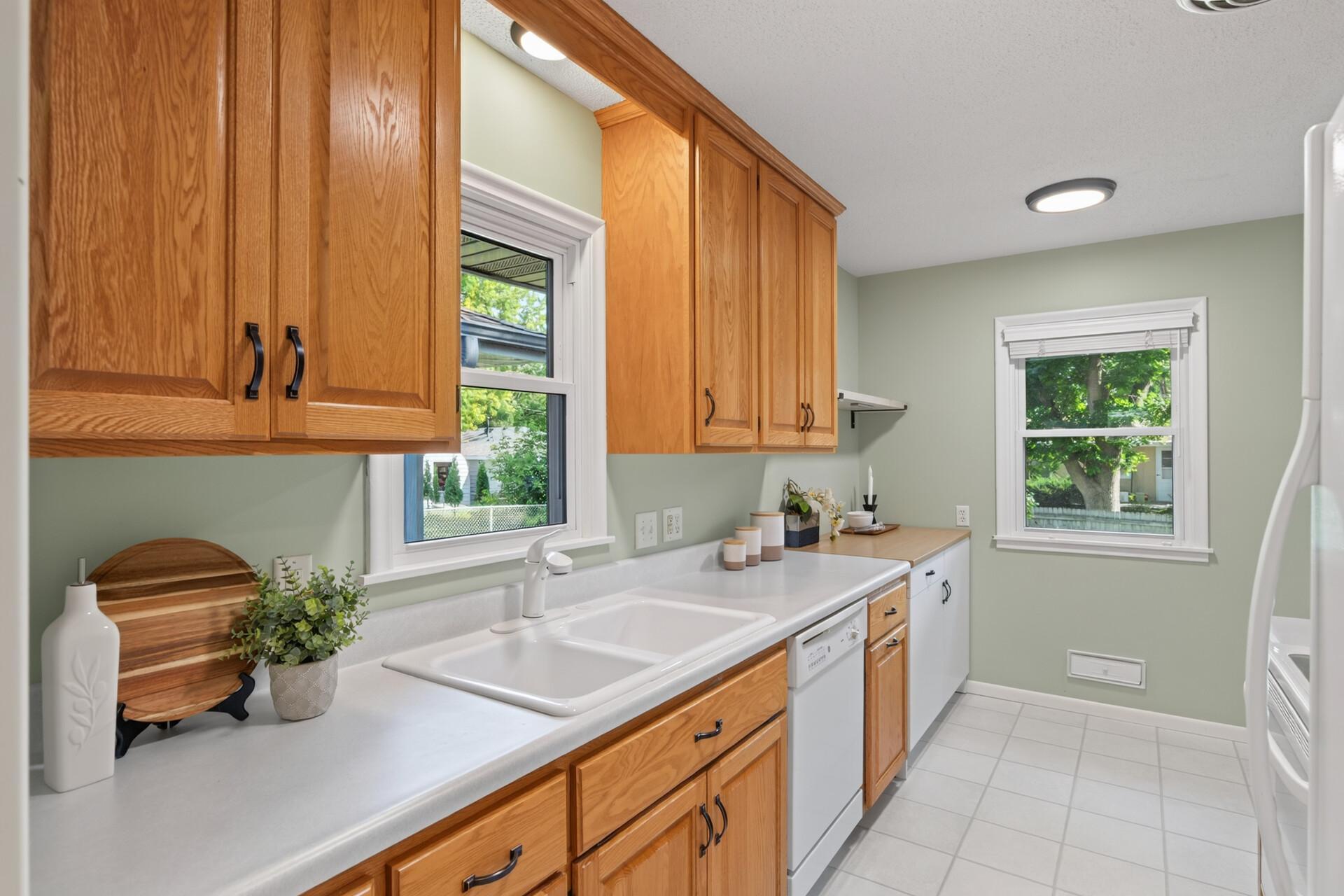 Kitchen with great storage and space to for cooks of all levels