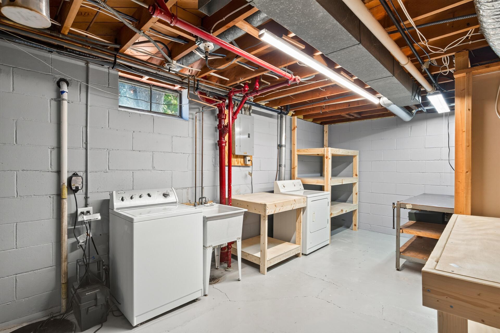 Great laundry space, shelves and benches stay