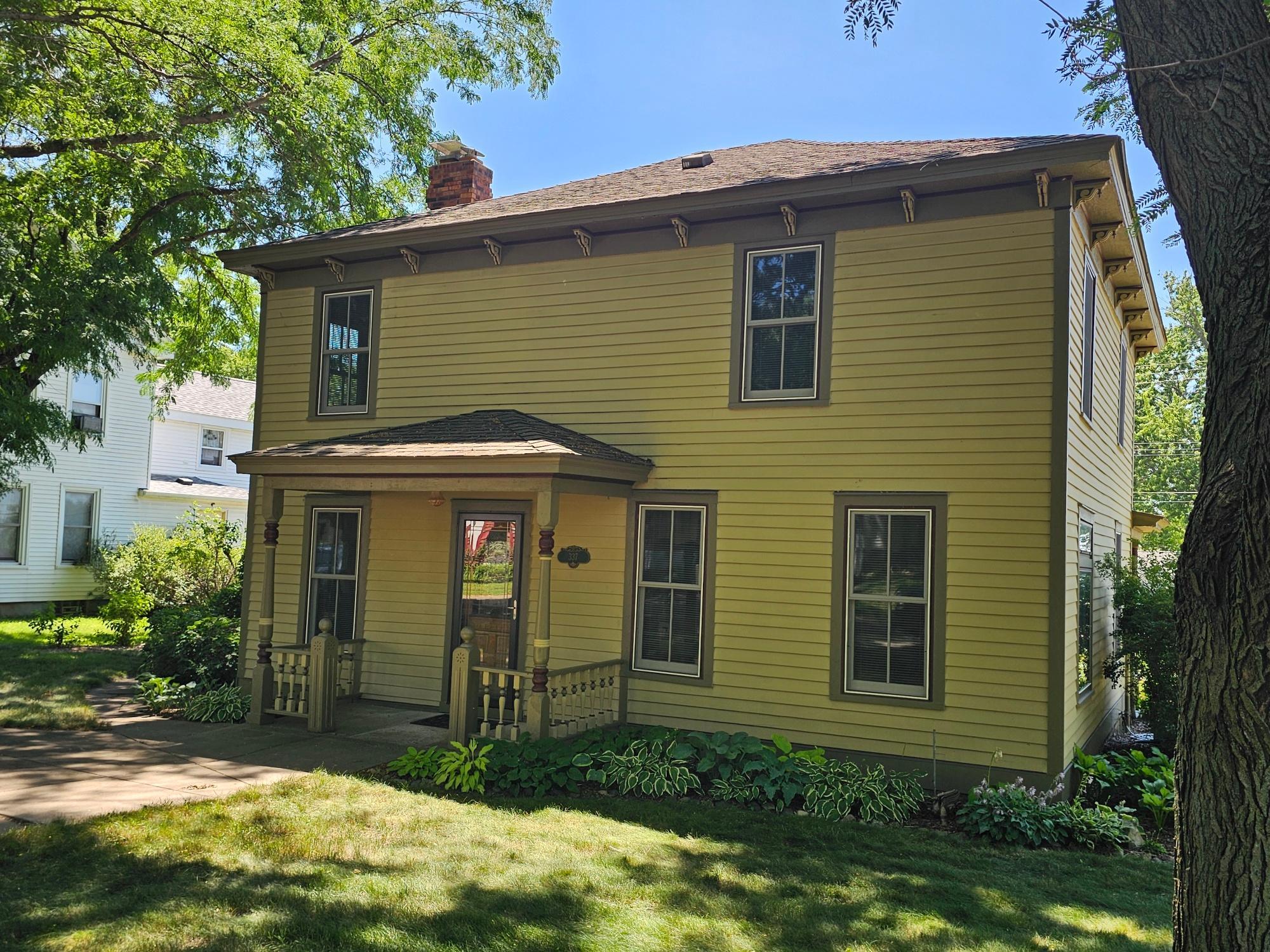 Newer marvin windows, newer siding, 40 year roof all with transferable warranties