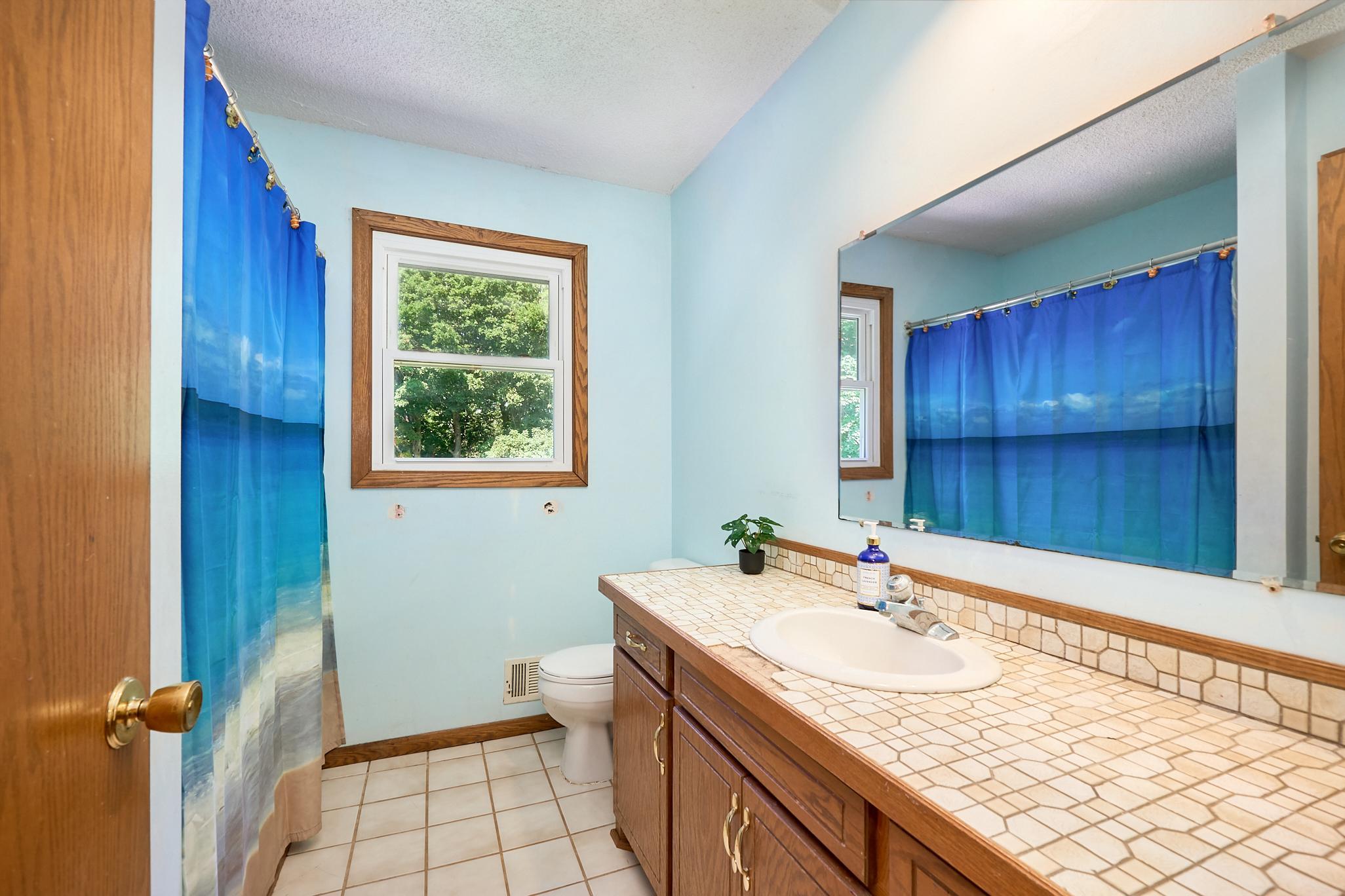 Upper-level full bathroom