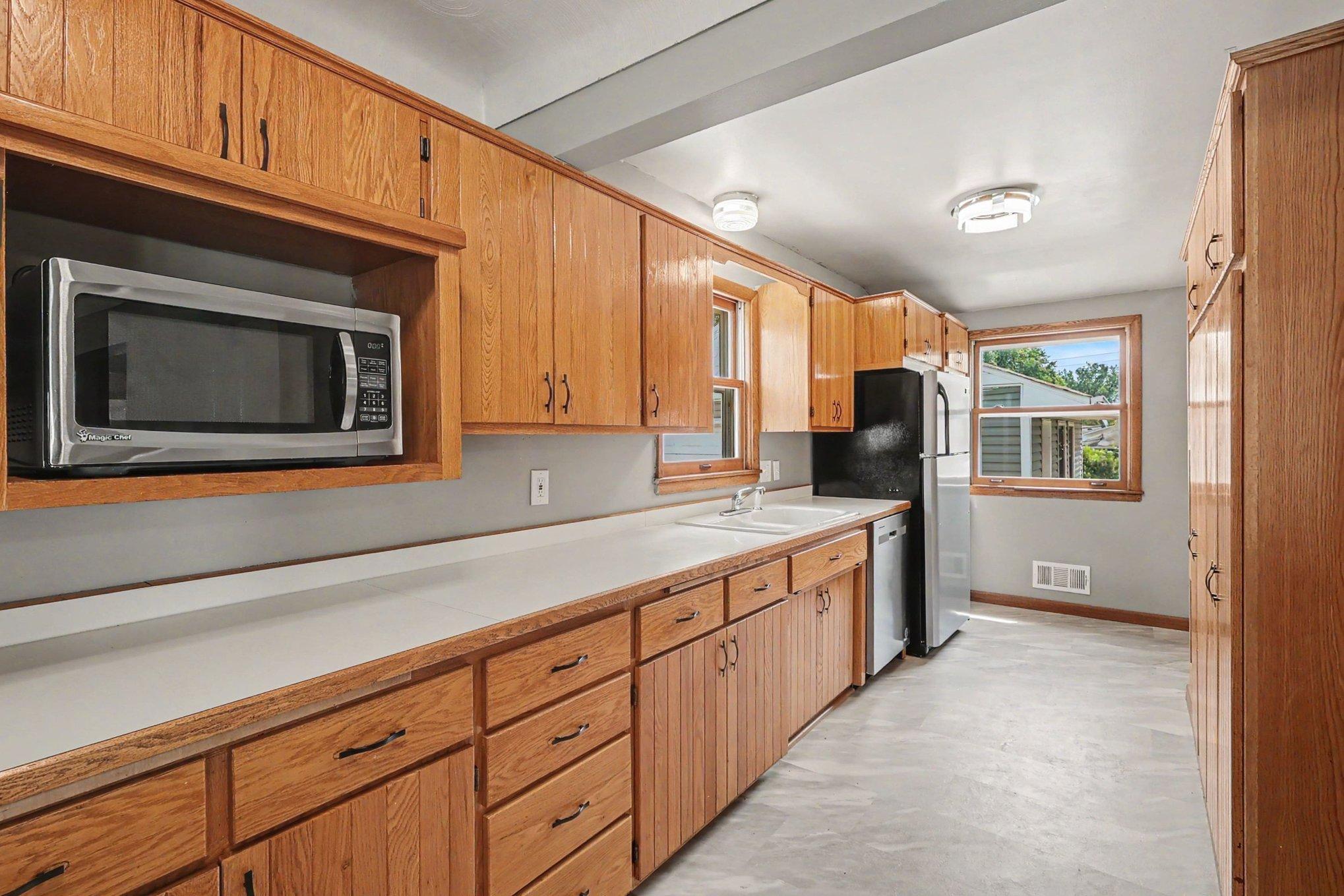 Plenty of counterspace and storage in this Kitchen.