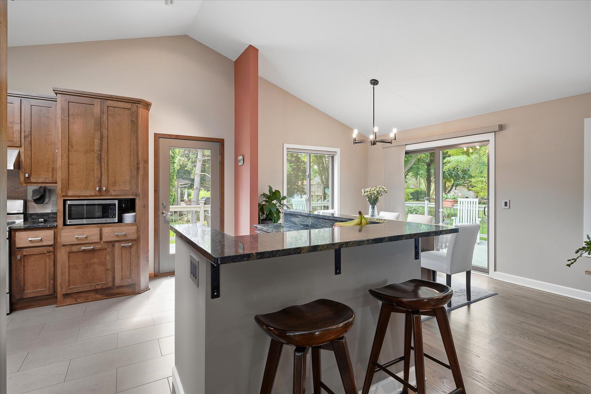 Breakfast bar/dining area