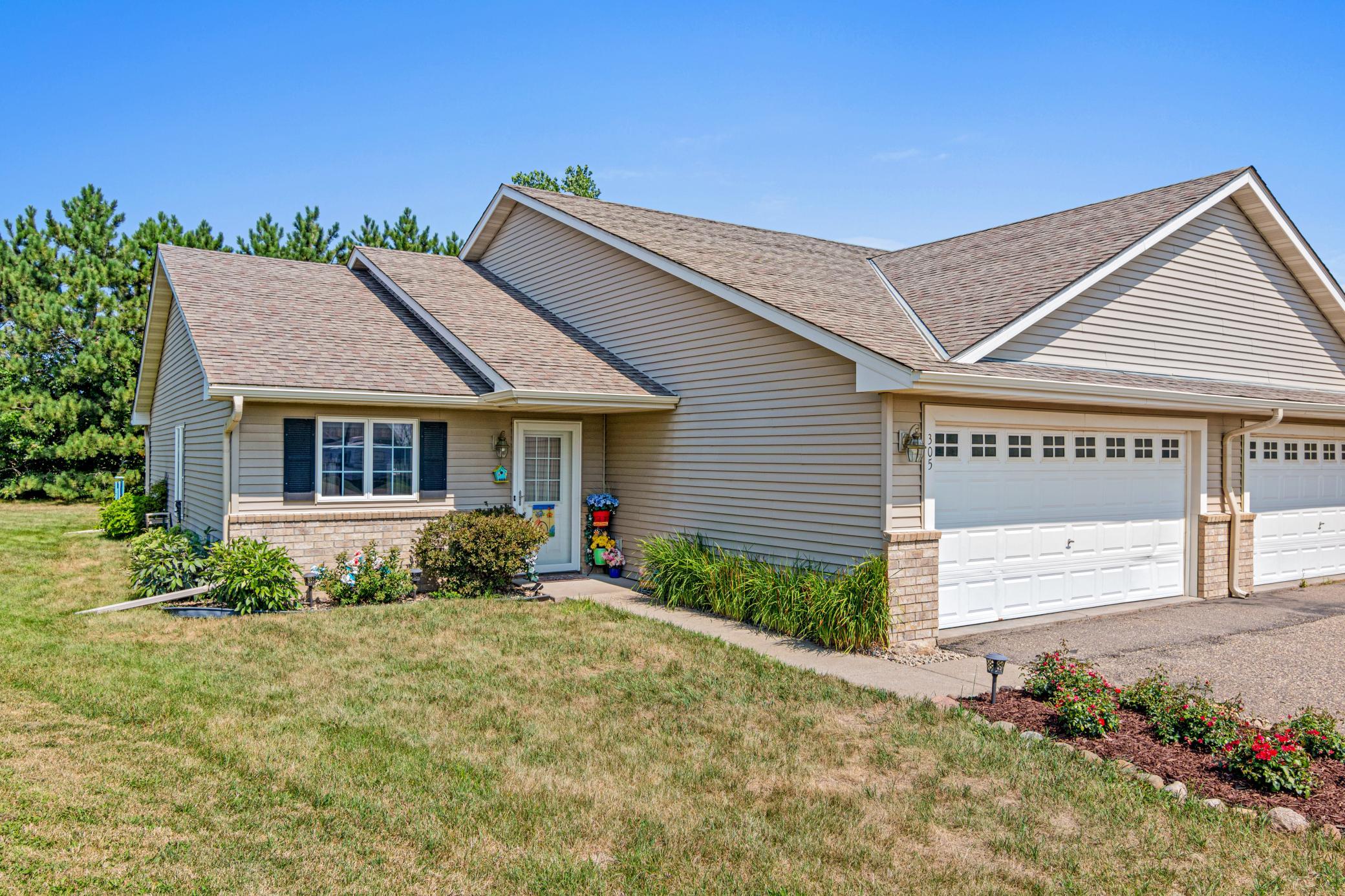 This twin home delivers on curb appeal, an open layout, and generous room sizes