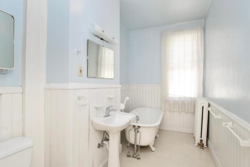 Upper Level Bath - tub has hand-held shower head