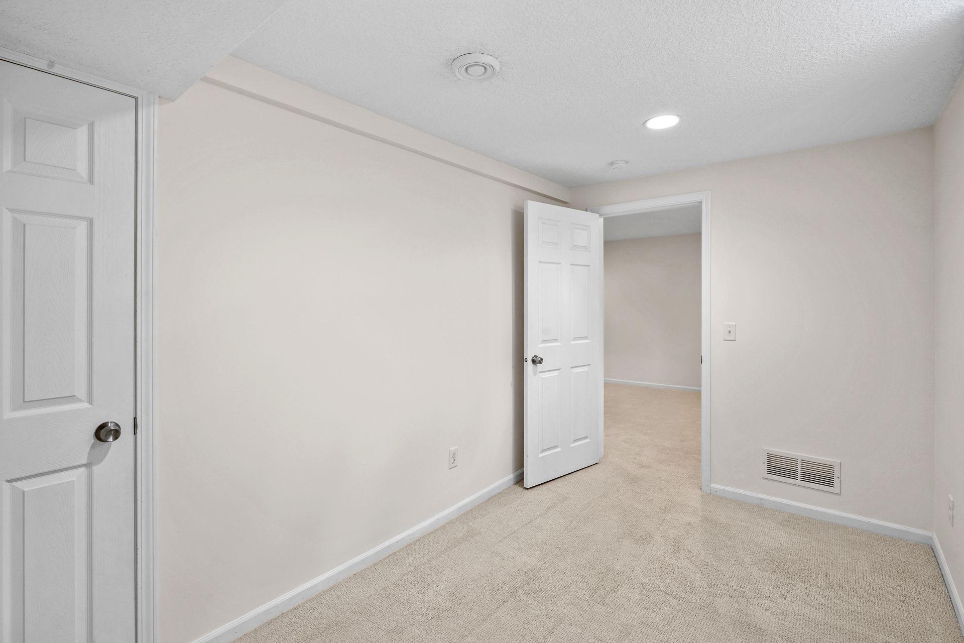 33-web-or-mls-1644 Oregon Ave S-33.jpg