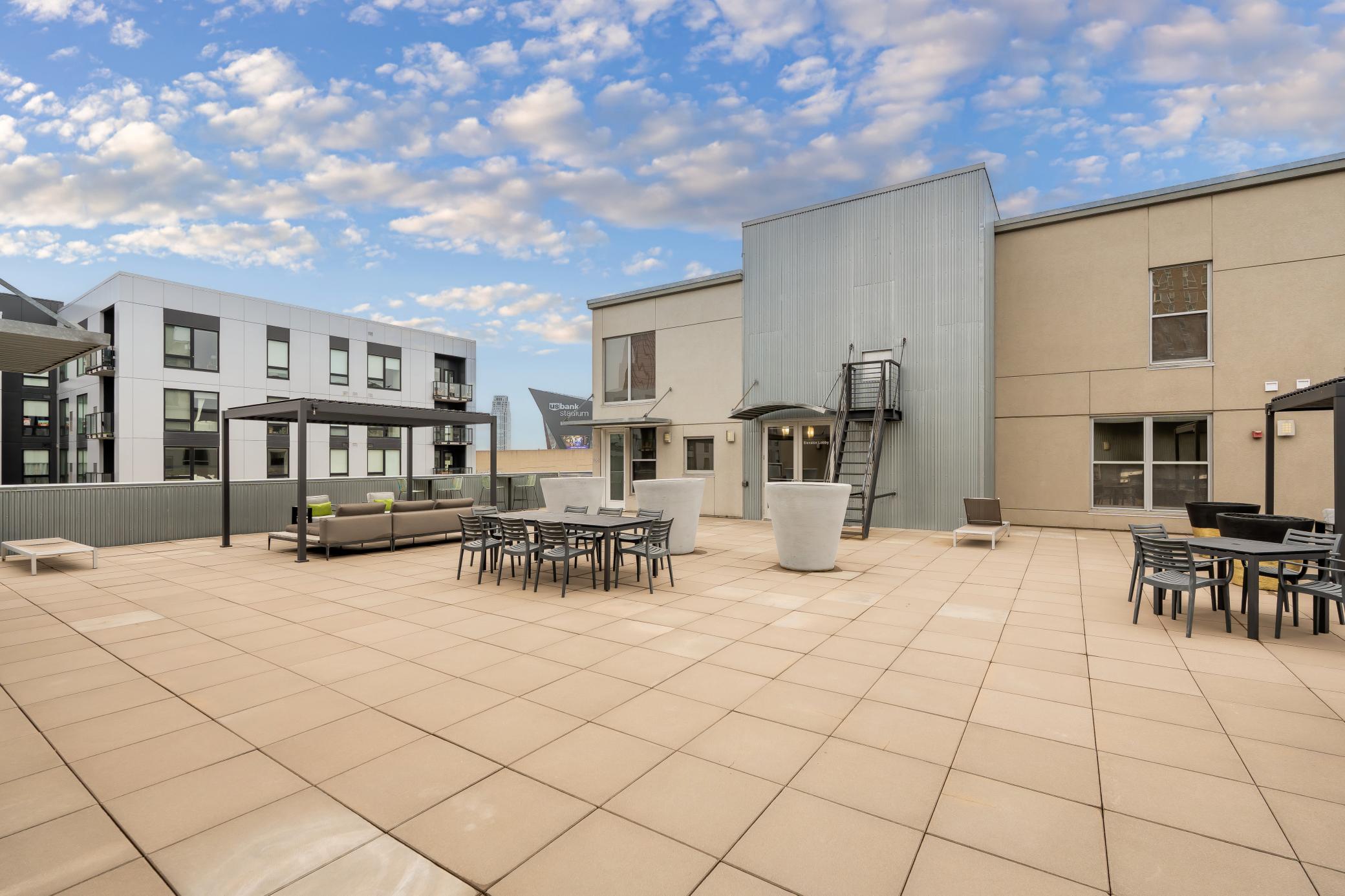 Stunning skyline and cityscape views provide the perfect backdrop for morning coffee, evening cocktails, or game-day entertaining.