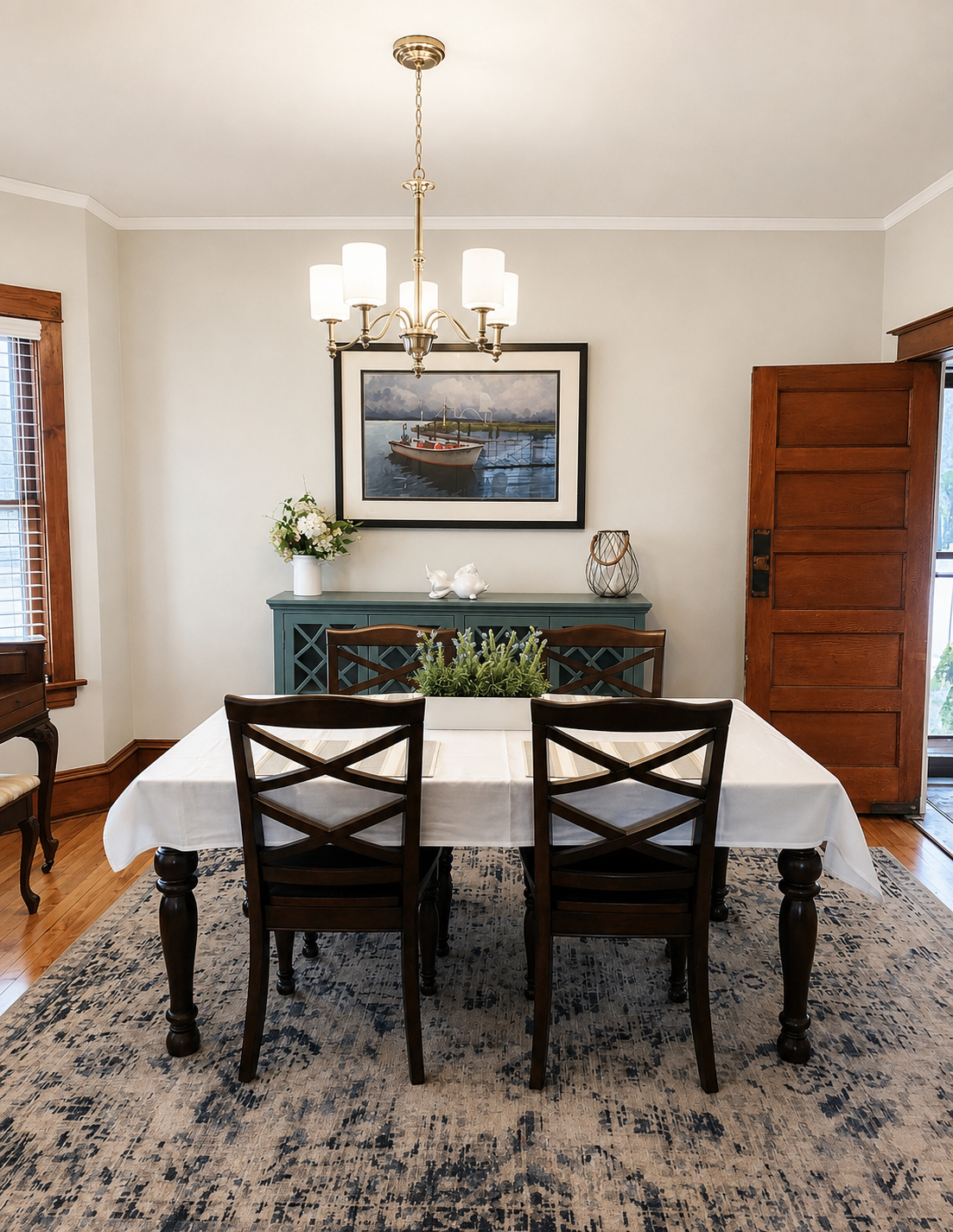 Formal dining space with 3 sided alcove windows