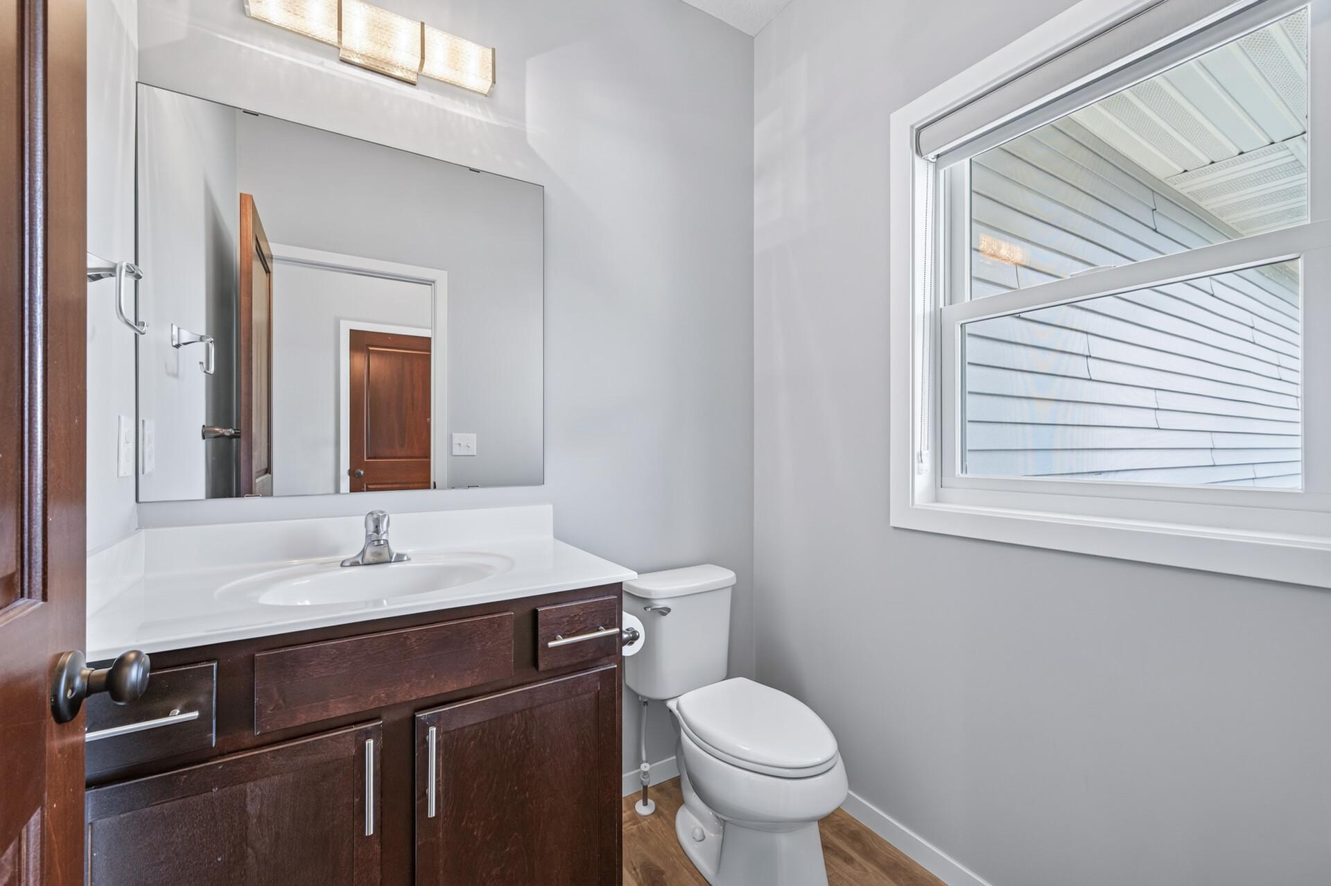 Main level 1/2 bathroom