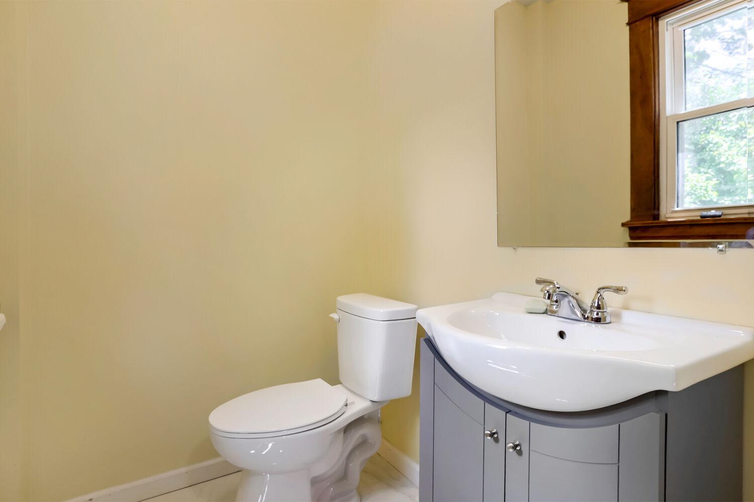 508 York Ave - Web Quality - 015 - 15 Powder Room.jpg