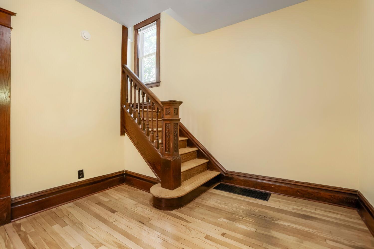 508 York Ave - Web Quality - 007 - 07 Foyer.jpg