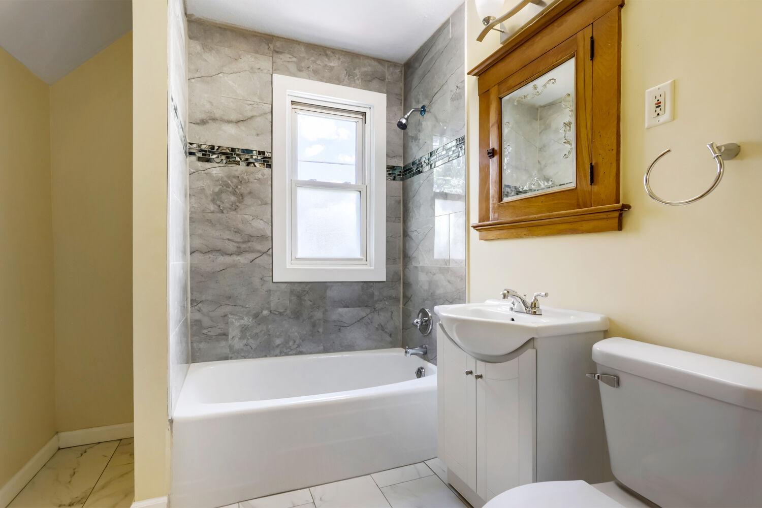 508 York Ave - Web Quality - 018 - 18 Primary Bathroom.jpg