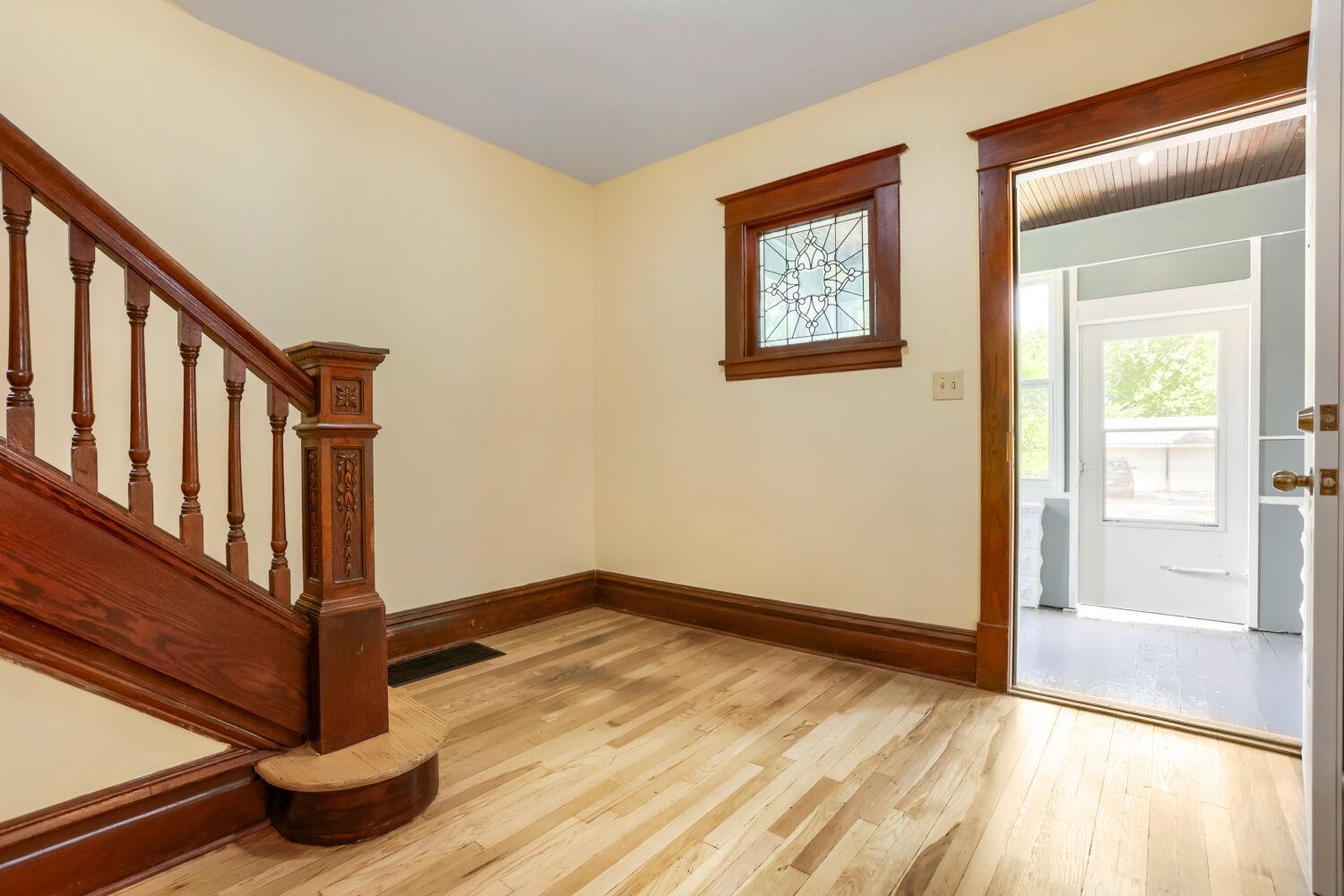 508 York Ave - Web Quality - 006 - 06 Foyer.jpg