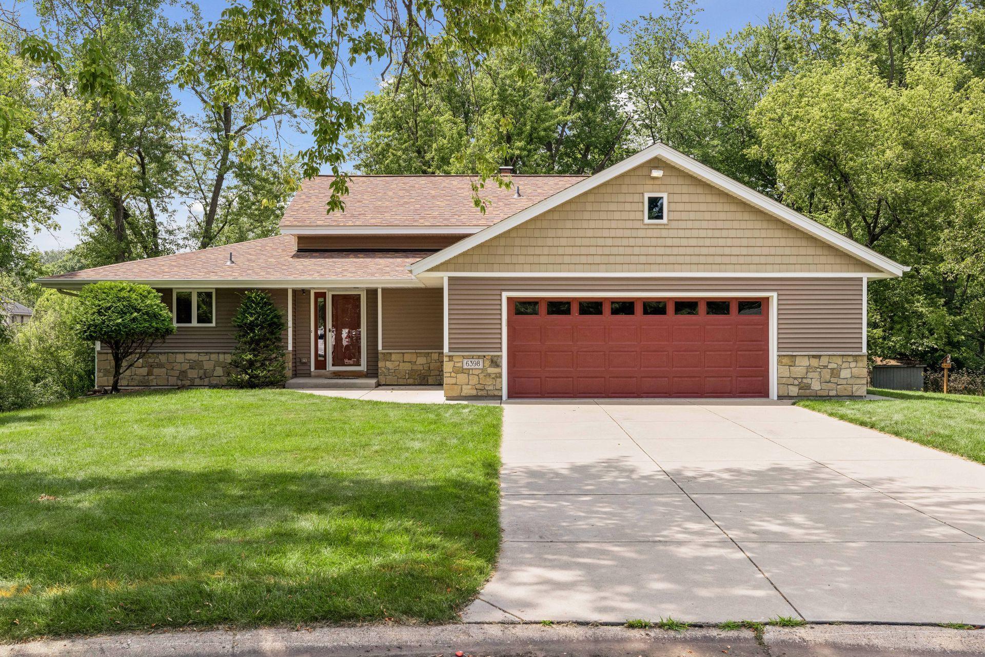 Welcome to 6398 47th Street North in Oakdale.