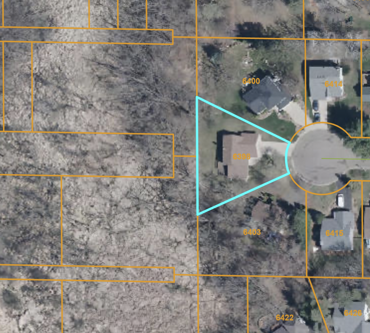10+ LOCATION between the quiet cul-de-sac and park-like lot.
