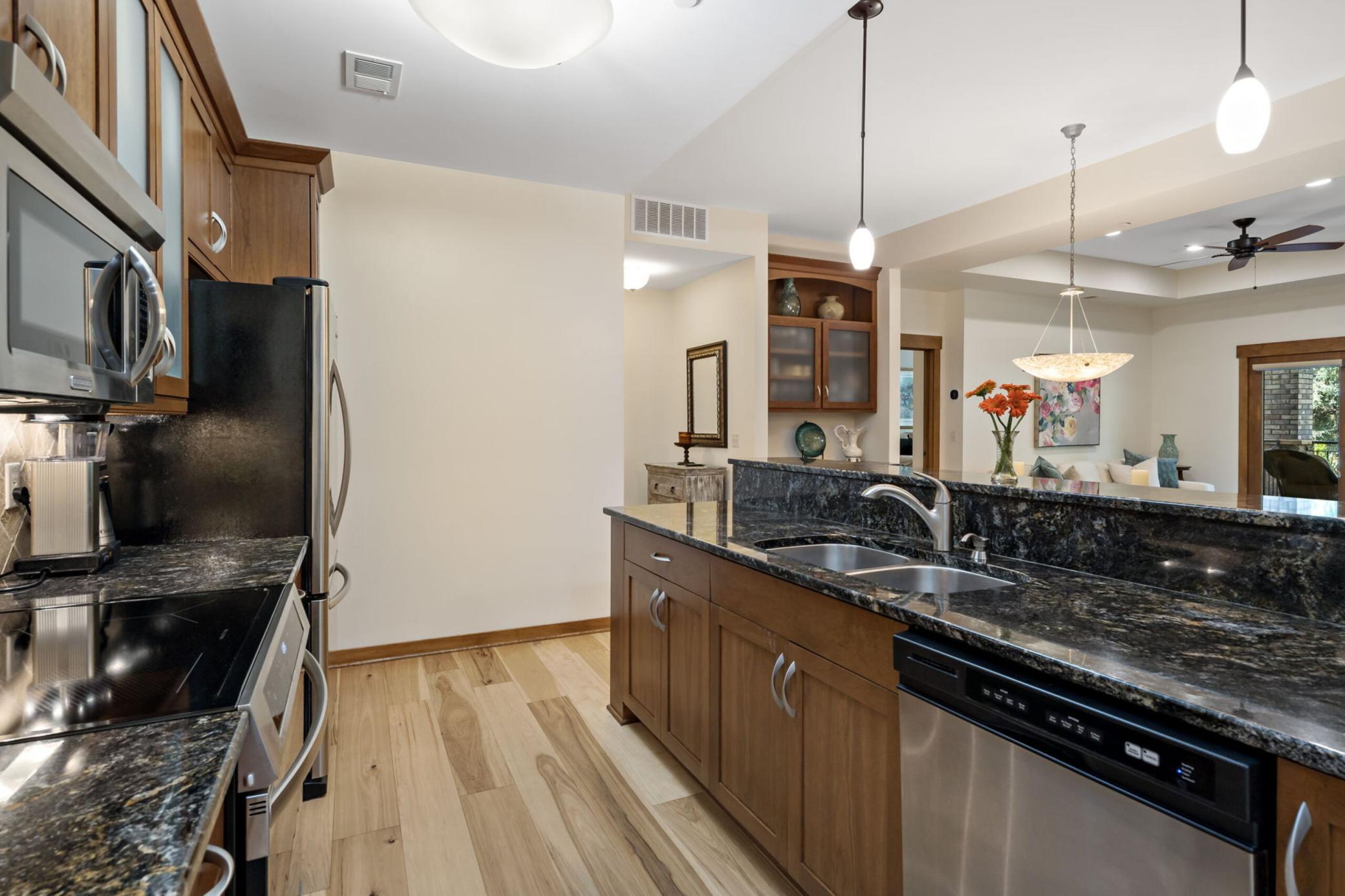 16-web-or-mls-715_Linden_St_Unit_108_Mendota_Heights_MN_0016_copy.jpg