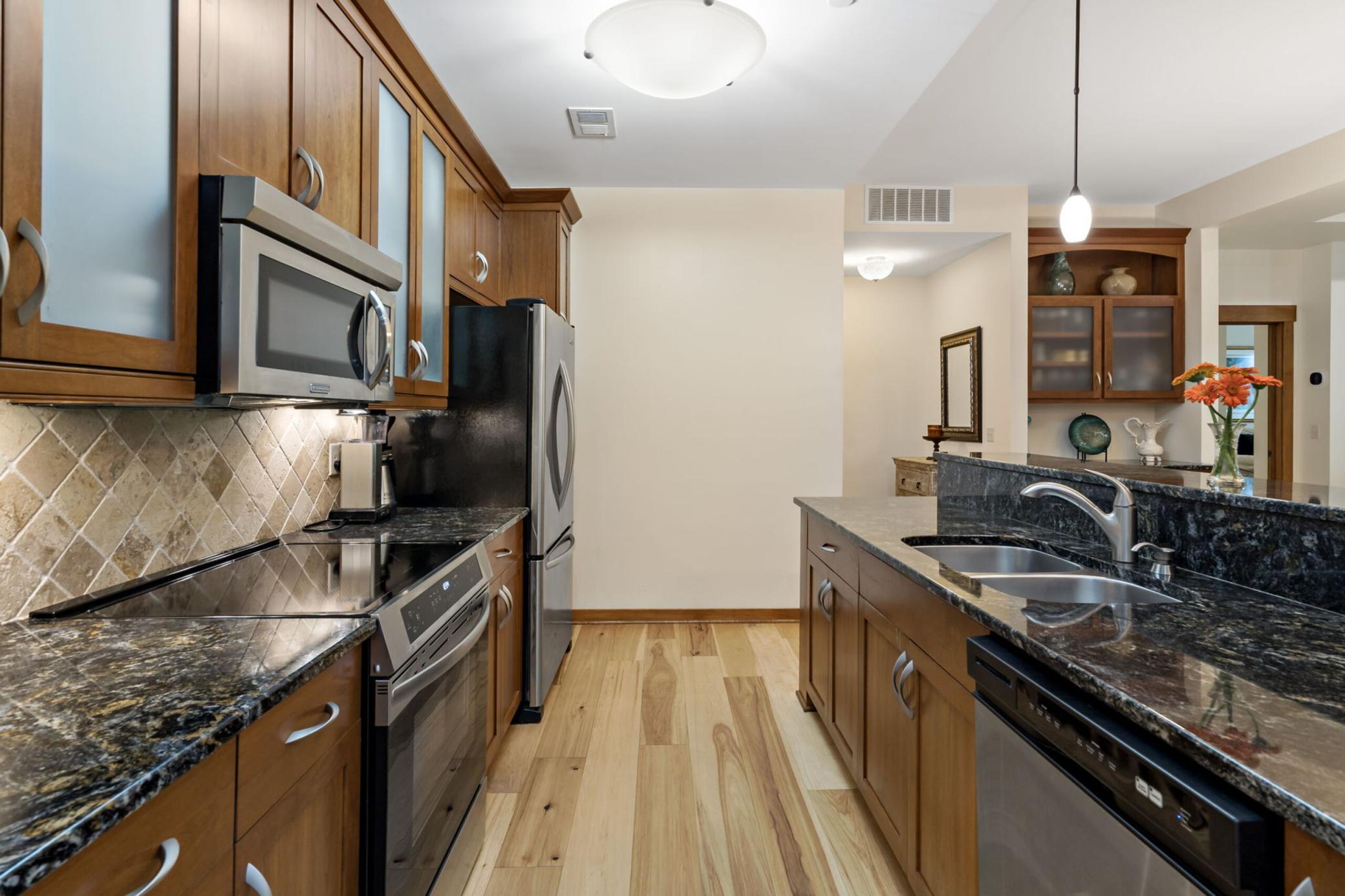 15-web-or-mls-715_Linden_St_Unit_108_Mendota_Heights_MN_0015_copy.jpg