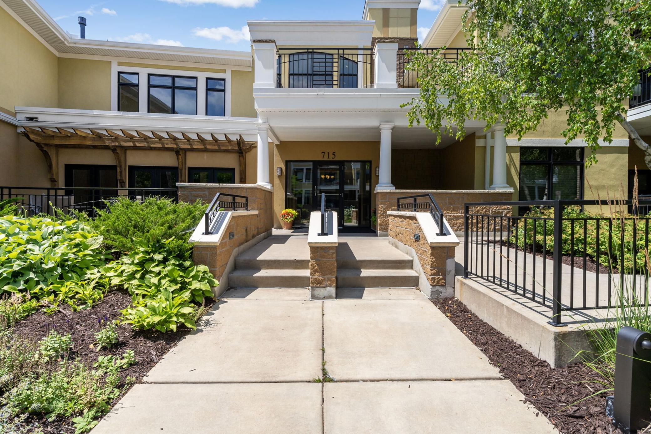 6-web-or-mls-715_Linden_St_Unit_108_Mendota_Heights_MN_0006_copy.jpg