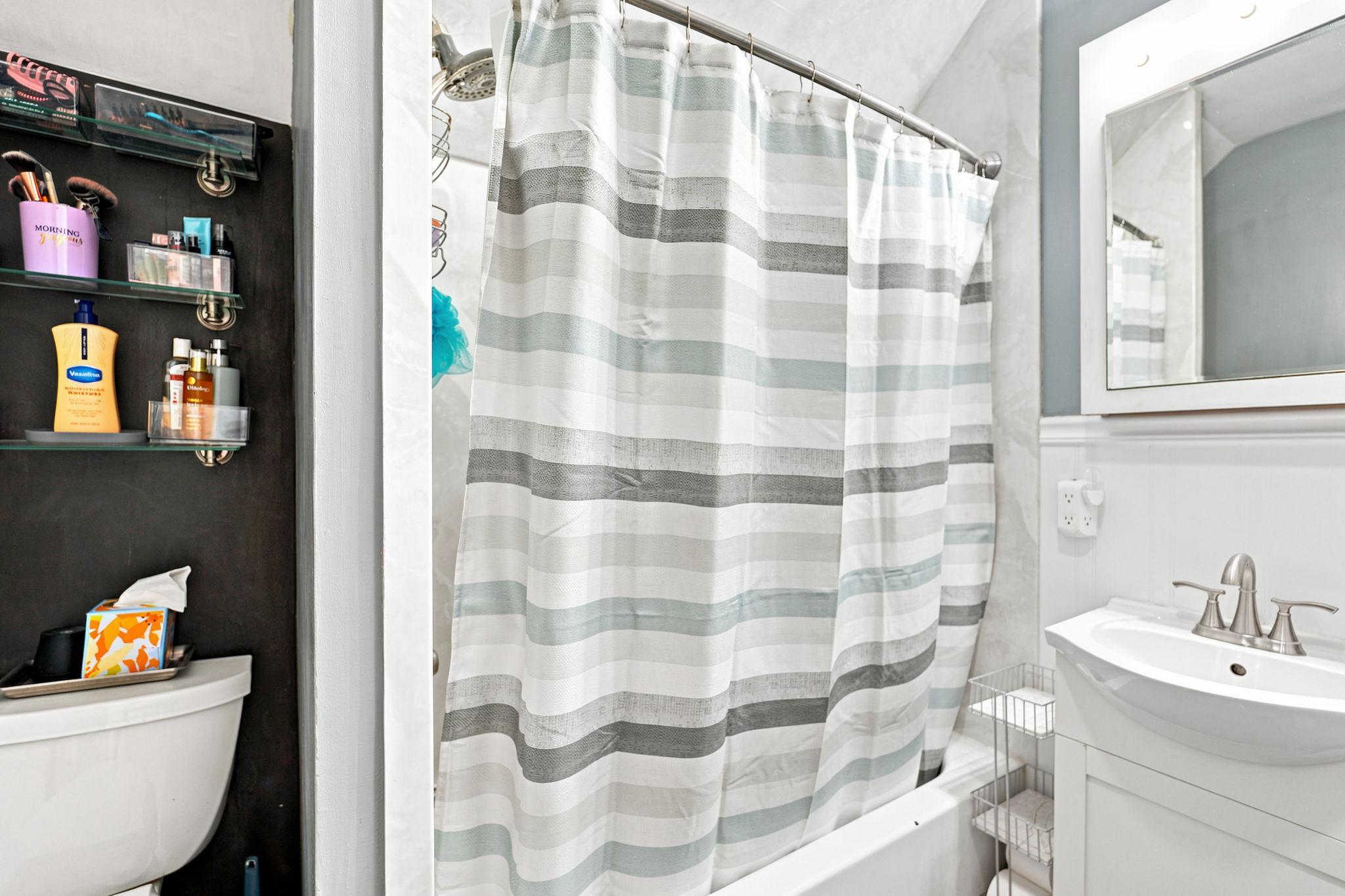 Upper level full bath.
