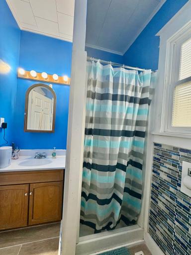 Upper 3/4 bath