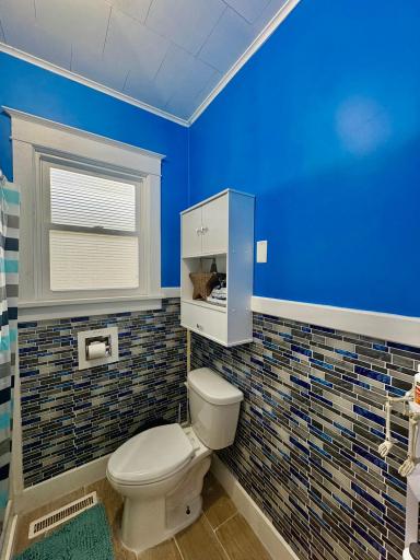 Upper 3/4 bath