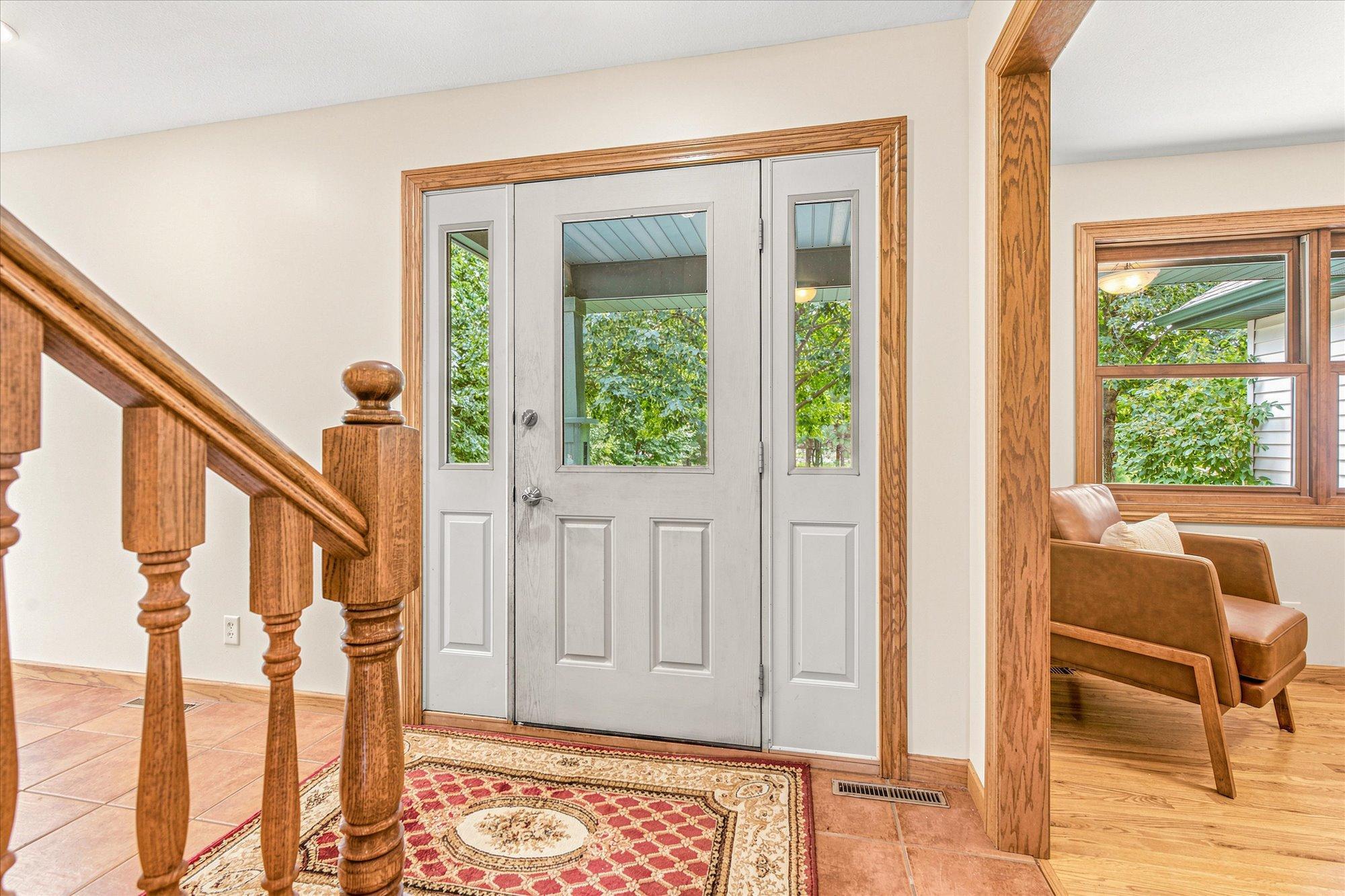 Entry with sidelight panels