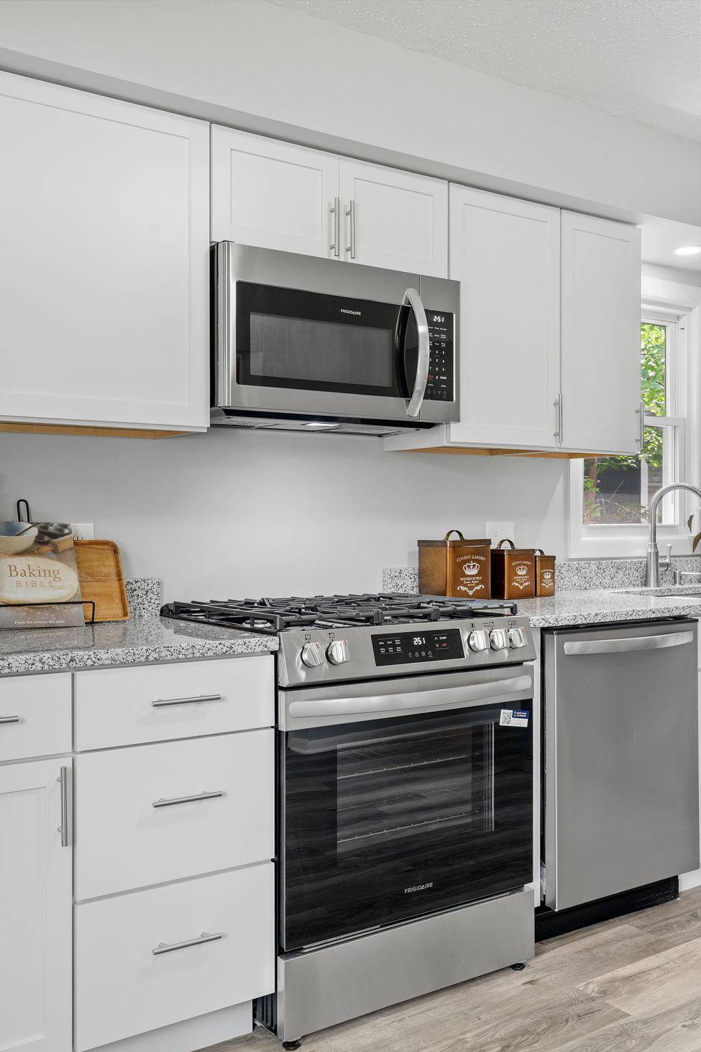 20-web-or-mls-5132 Vincent Ave-20.jpg