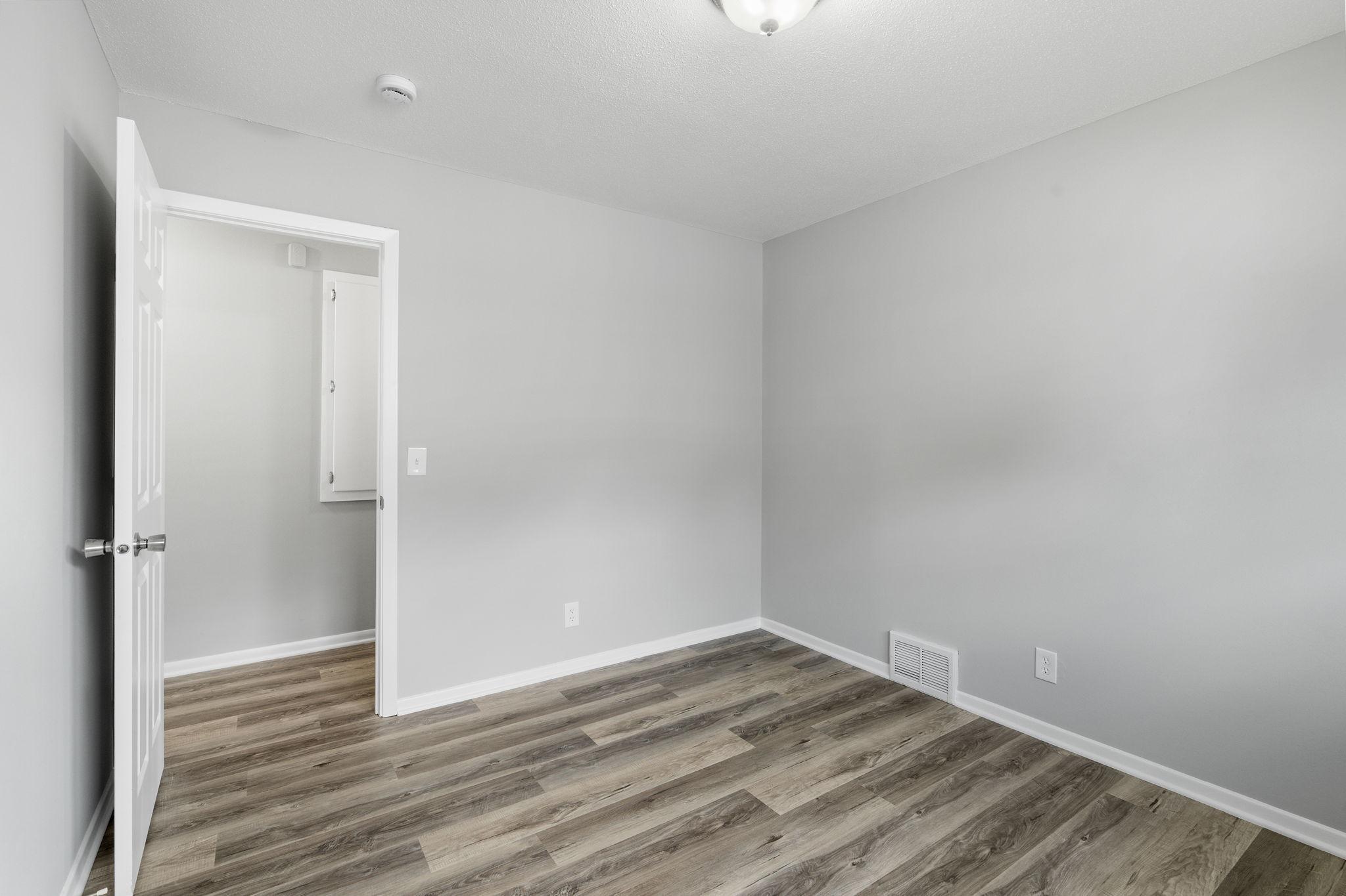 27-web-or-mls-5132 Vincent Ave-27.jpg