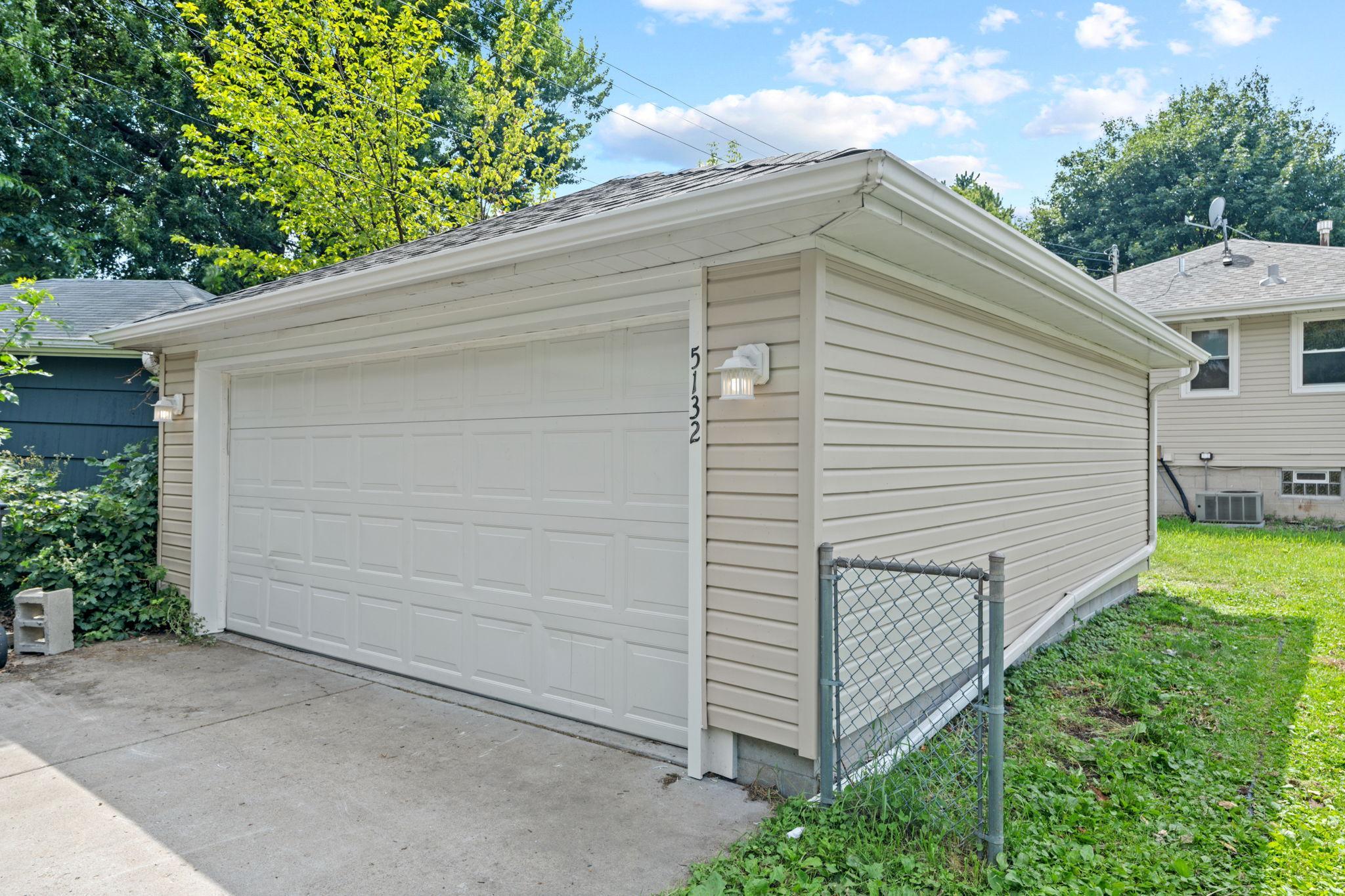 9-web-or-mls-5132 Vincent Ave-9.jpg