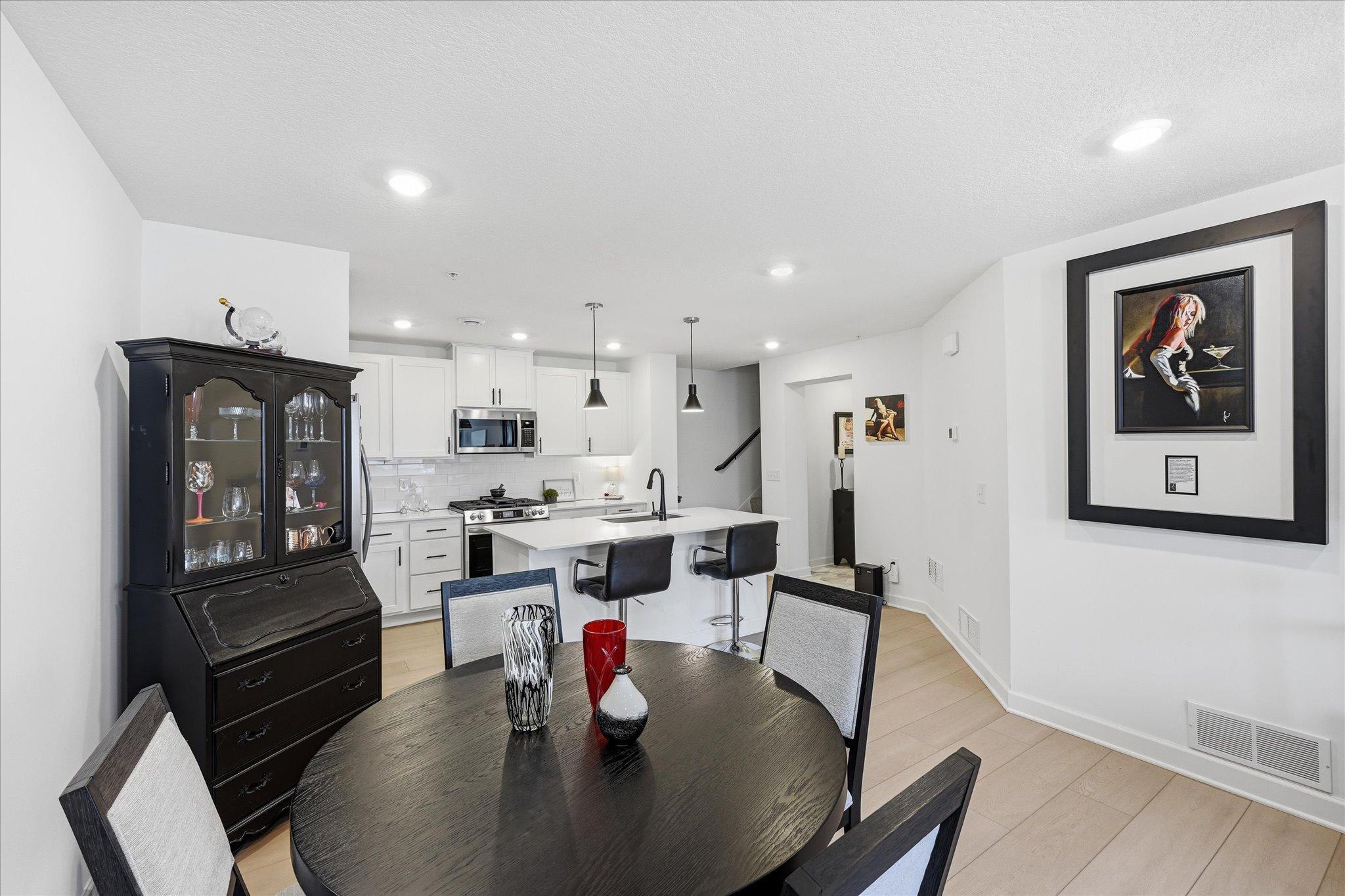 Flexible dining space