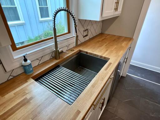 This chef-inspired workstation setup pairs a heavy-duty, deep-basin stainless steel sink with a professional culinary spring faucet.