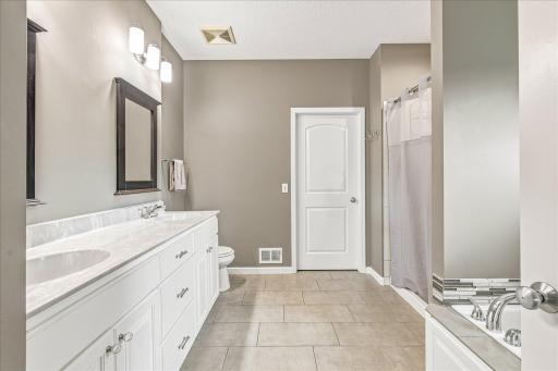 Master Bath w-walkin closet.jpg